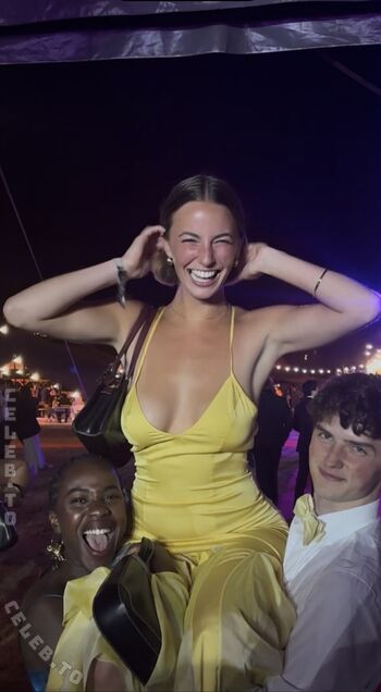Full leaked Amelie manzoli  page private onlyfans photo