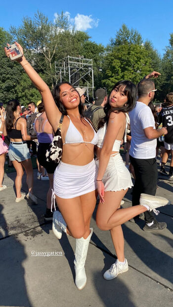 Chloe ABG