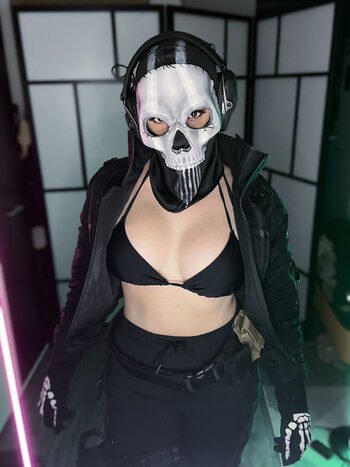 Ezy Summers Cosplay
