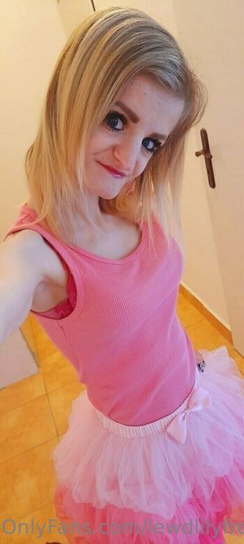 Full leaked Lewdlilyfree private onlyfans photo