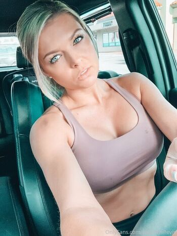 Full leaked Milf wife hotwife private onlyfans photo