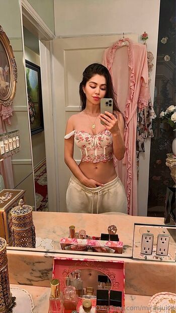 Full leaked Avery konrad/ private onlyfans photo