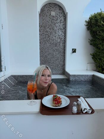 Full leaked Sarahtoninx private onlyfans photo