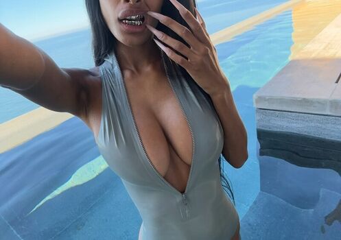 Full leaked Vinetrria vinetria page private onlyfans photo