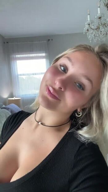 Full leaked Soficb / private onlyfans photo