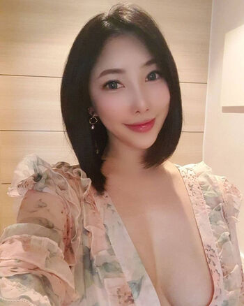 Full leaked Yooncherry private onlyfans photo
